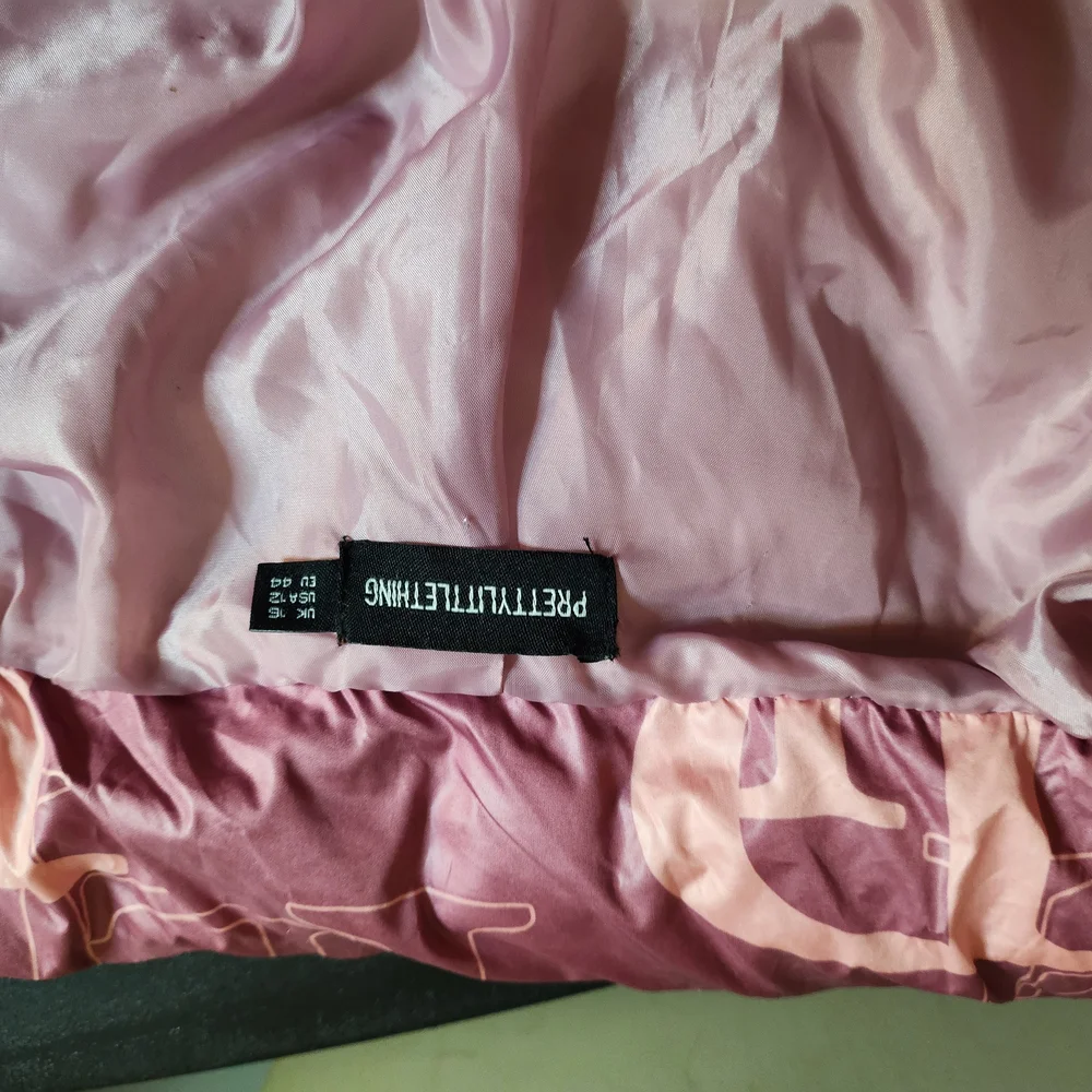 PrettyLittleThing Pink Puffer Jacket with Logo - Picture 4 of 5